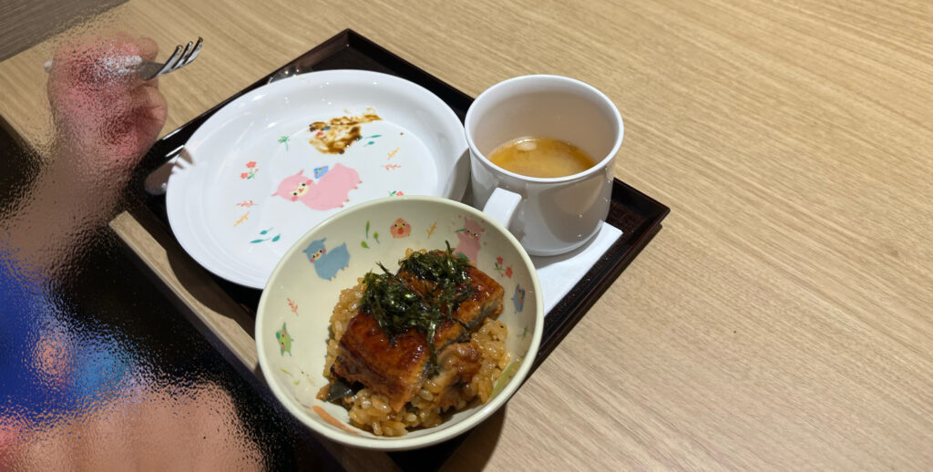 朝食を食べる子供たち